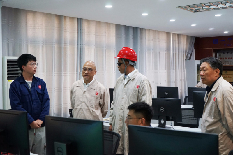 上海醫(yī)藥執(zhí)行董事、總裁左敏一行調(diào)研南通常佑藥業(yè)
